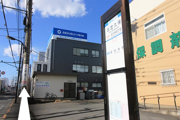 ①道なりに進んでください。