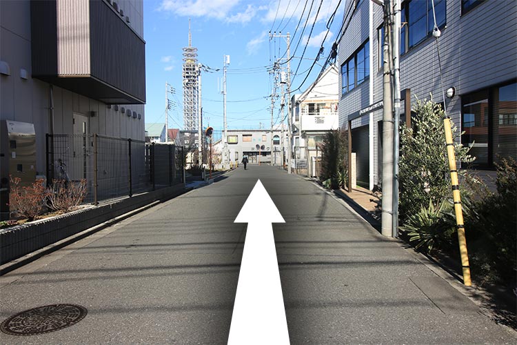 ③道なりに進んでください。